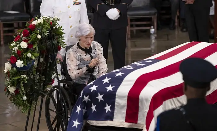 Les Américains disent adieu à John McCain 4 Les Américains disent adieu à John McCain - 3