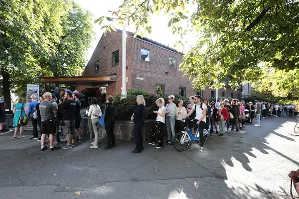 Longues files d'attente des électeurs suédois à Oslo 4 Longues files d'attente des électeurs suédois à Oslo - 3