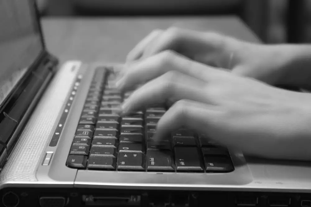 Homme accusé de fraude en ligne 4 Homme accusé de fraude en ligne - 3