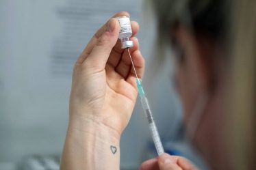 Des opposants au vaccin sont entrés dans un centre de vaccination en Suède - 18