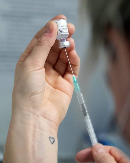 Des opposants au vaccin sont entrés dans un centre de vaccination en Suède - 4