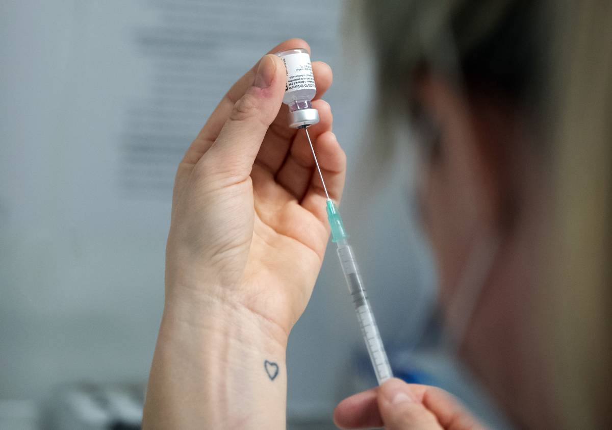 Des opposants au vaccin sont entrés dans un centre de vaccination en Suède - 3