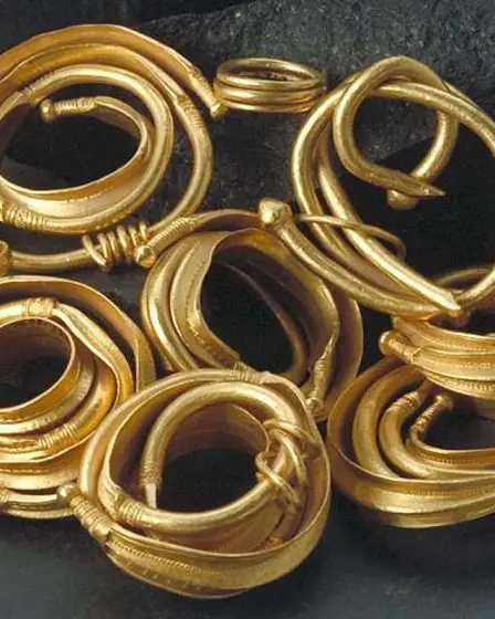 La découverte d'un détecteur de métaux amateur dévoile l'un des plus grands trésors d'or jamais trouvés au Danemark - 16