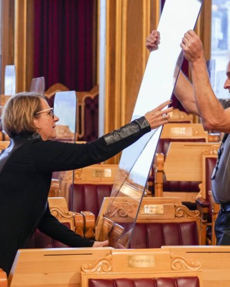 PHOTO : la protection en plexiglas retirée de la salle du parlement norvégien - 4