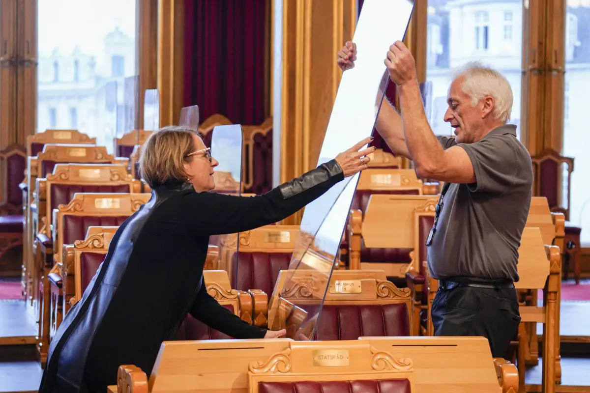 PHOTO : la protection en plexiglas retirée de la salle du parlement norvégien - 7