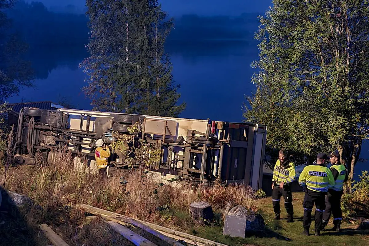 PHOTO : Un chauffeur de camion grièvement blessé dans un accident de la circulation à Spydeberg 4 PHOTO : Un chauffeur de camion grièvement blessé dans un accident de la circulation à Spydeberg - 3