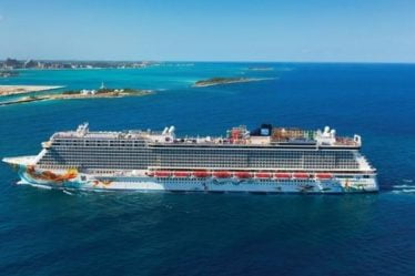 Un employé d'un navire de croisière sauvé de l'eau après 22 heures - 16