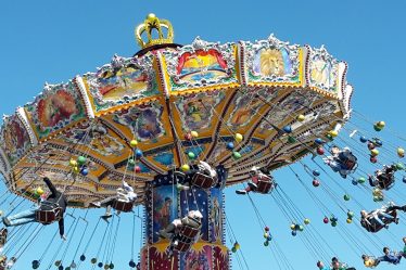 Trois enfants jetés de carrousel à grande vitesse - 20
