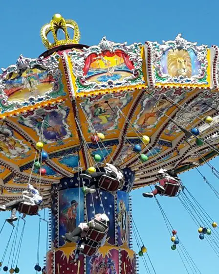 Trois enfants jetés de carrousel à grande vitesse 11 Trois enfants jetés de carrousel à grande vitesse - 10