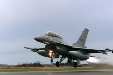 F-16 est entré en collision avec des oiseaux - a dû atterrir - 18