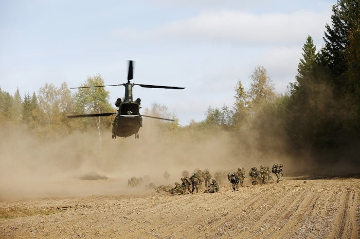 L'exercice de l'OTAN apporte des files d'attente, du bruit et de bons achats 4 L'exercice de l'OTAN apporte des files d'attente, du bruit et de bons achats - 3