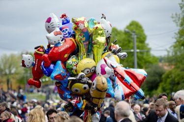 Le conseil municipal a interdit la vente de ballons à l'hélium dans les rues d'Oslo lors des célébrations du 17 mai 12 Le conseil municipal a interdit la vente de ballons à l'hélium dans les rues d'Oslo lors des célébrations du 17 mai - 11