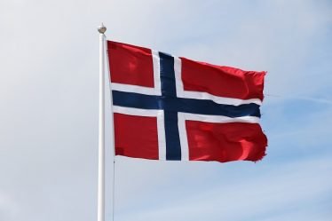 UD et les producteurs de drapeaux ne sont pas d'accord avec la couleur rouge du drapeau norvégien - 16