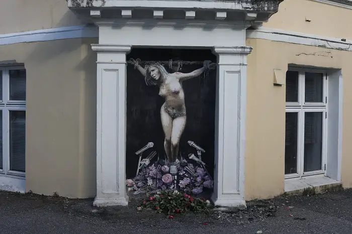 Un artiste de rue a peint un Listhaug crucifié à Bergen 4 Un artiste de rue a peint un Listhaug crucifié à Bergen - 3