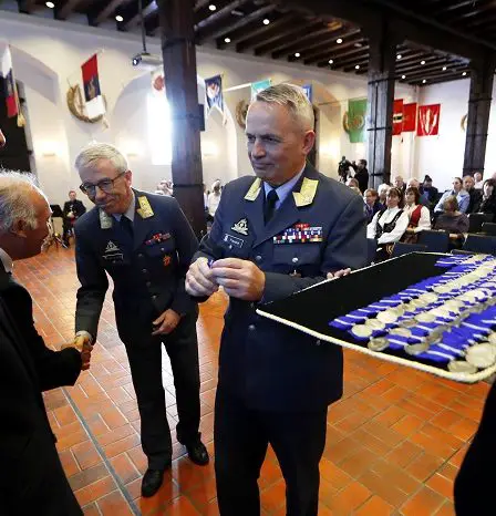 Les forces armées ont décerné des médailles à d'anciens soldats de l'ONU 9 Les forces armées ont décerné des médailles à d'anciens soldats de l'ONU - 8