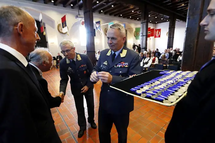 Les forces armées ont décerné des médailles à d'anciens soldats de l'ONU - 3