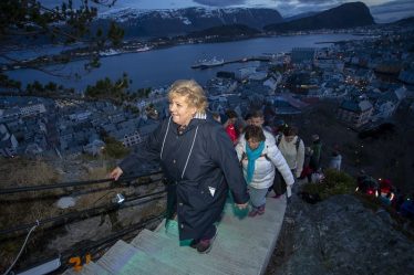 Solberg a souligné la nécessité d'une mer sans déchets lors d'une randonnée nocturne à Ålesund - 16
