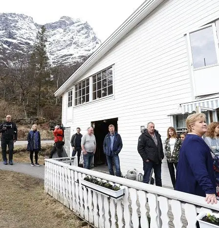 Erna Solberg a rencontré les familles vivant sous la montagne Mannen 29 Erna Solberg a rencontré les familles vivant sous la montagne Mannen - 28