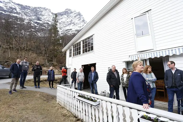 Erna Solberg a rencontré les familles vivant sous la montagne Mannen 4 Erna Solberg a rencontré les familles vivant sous la montagne Mannen - 3