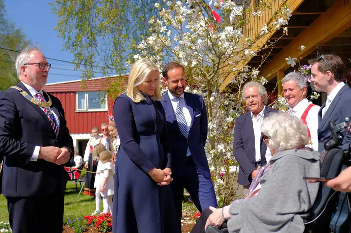 Le couple royal rend hommage aux marins de la Seconde Guerre mondiale à Konvoibyen - 3