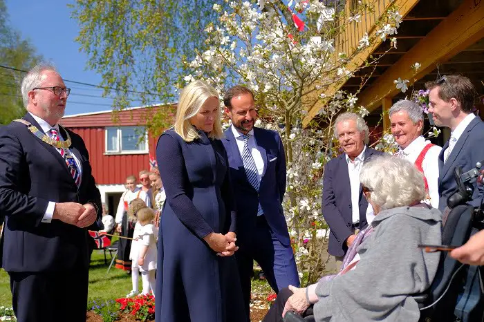 Le couple royal rend hommage aux marins de la Seconde Guerre mondiale à Konvoibyen 4 Le couple royal rend hommage aux marins de la Seconde Guerre mondiale à Konvoibyen - 3
