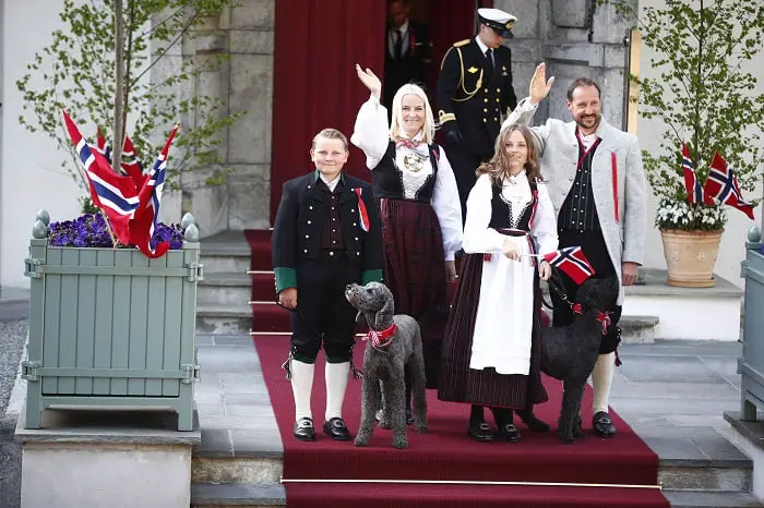 La famille du prince héritier a salué la marche des enfants devant Skaugum - 3