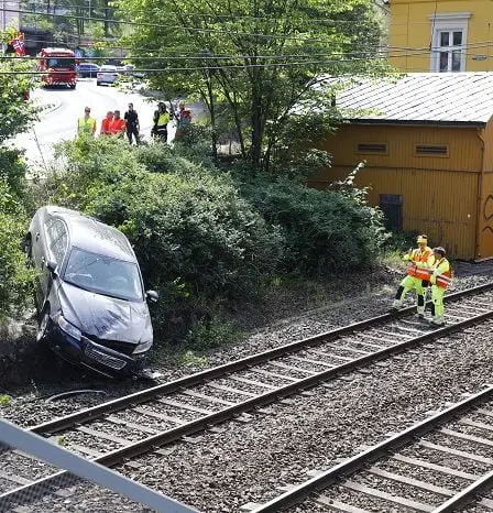 Une voiture se retrouve sur la voie ferrée - le trafic ferroviaire d'Oslo est arrêté - 10