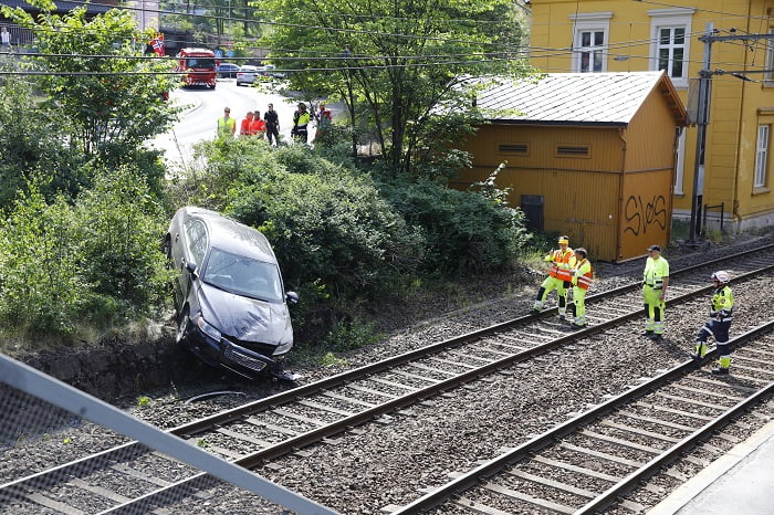 Une voiture se retrouve sur la voie ferrée - le trafic ferroviaire d'Oslo est arrêté 4 Une voiture se retrouve sur la voie ferrée - le trafic ferroviaire d'Oslo est arrêté - 3