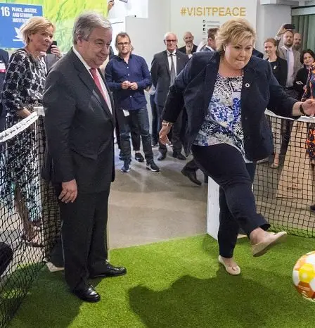 Solberg et le patron de l'ONU ont joué au football au Centre Nobel de la paix 23 Solberg et le patron de l'ONU ont joué au football au Centre Nobel de la paix - 22