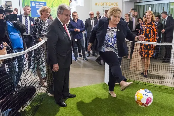 Solberg et le patron de l'ONU ont joué au football au Centre Nobel de la paix 4 Solberg et le patron de l'ONU ont joué au football au Centre Nobel de la paix - 3