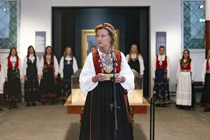 La reine Sonja a ouvert une exposition de bunad 4 La reine Sonja a ouvert une exposition de bunad - 3