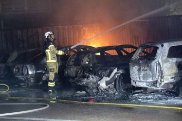 Environ 100 voitures vandalisées dans le sud de la Suède - 11