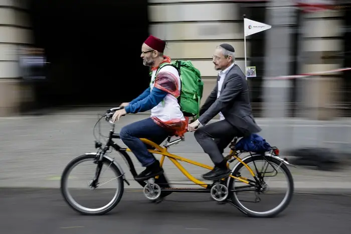 Des imams et des rabbins sur des tandems « contre la haine » à Berlin 4 Des imams et des rabbins sur des tandems « contre la haine » à Berlin - 3