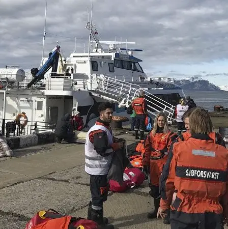 Plus de 30 personnes blessées lorsque le bateau heurte le quai du Svalbard - 17