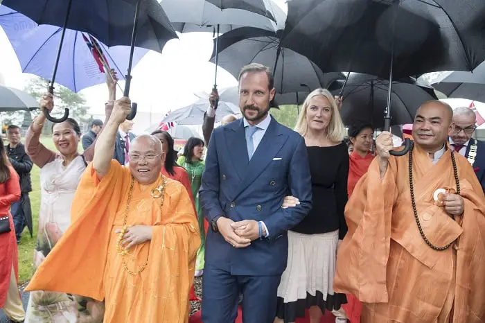 Le couple du prince héritier a visité le temple bouddhiste de Jessheim - 3