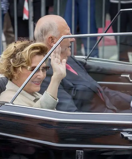 Le couple royal a célébré son anniversaire de mariage en or avec quelque chose d'ancien et quelque chose de nouveau 8 Le couple royal a célébré son anniversaire de mariage en or avec quelque chose d'ancien et quelque chose de nouveau - 7