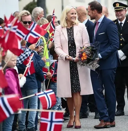 Le couple du prince héritier est chaleureusement accueilli à Vestfold 2 Le couple du prince héritier est chaleureusement accueilli à Vestfold - 1