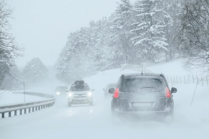 Le vent et la neige abondante ont créé des conditions de conduite difficiles 4 Le vent et la neige abondante ont créé des conditions de conduite difficiles - 3
