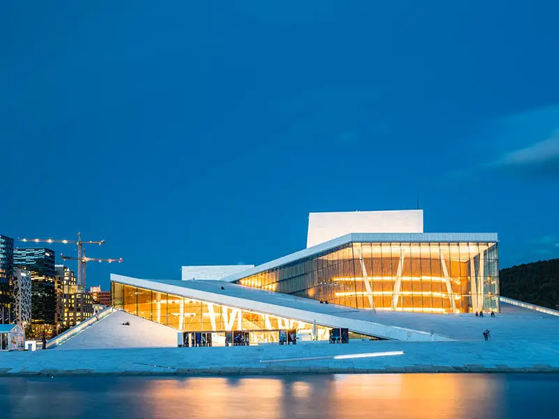 Vue de nuit de l'Opéra d'Oslo, siège de l'Opéra et du Ballet national de Norvège, Norvège.