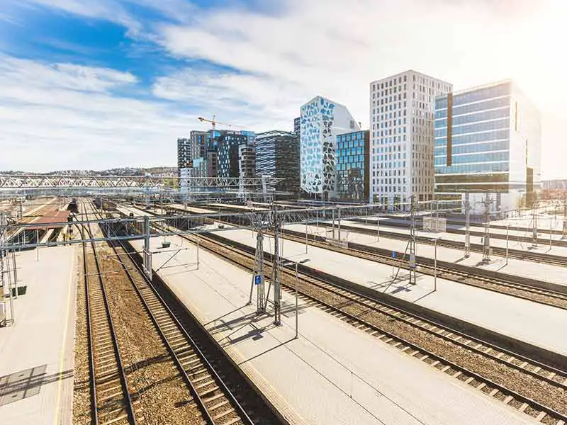 Vue d'Oslo avec la gare et des bâtiments modernes en arrière-plan