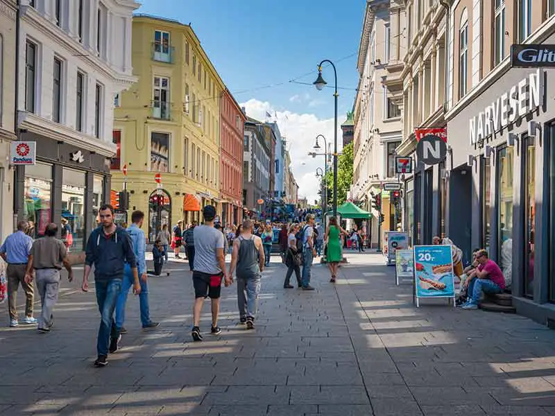 Oslo City et scène de rue avec des gens en Norvège