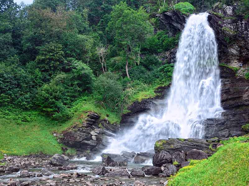 30 meilleures choses à faire en Norvège pendant les vacances 13 Chute d'eau de Steinsdalsfossen en Norvège
