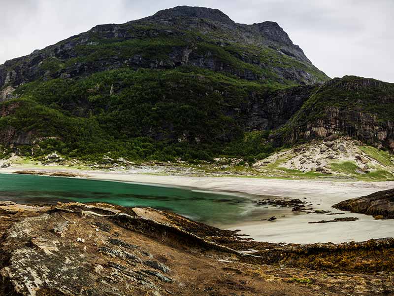 30 meilleures choses à faire en Norvège pendant les vacances 10 Photo panoramique de la plage de Mjelle, dans le nord de la Norvège.