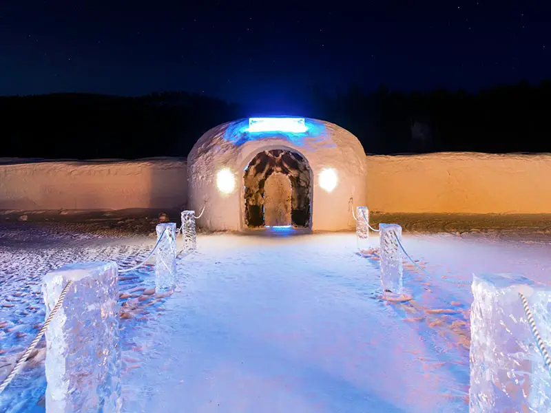 Le magnifique hôtel de glace Sorrisniva situé à l'extérieur d'Alta, en Norvège.