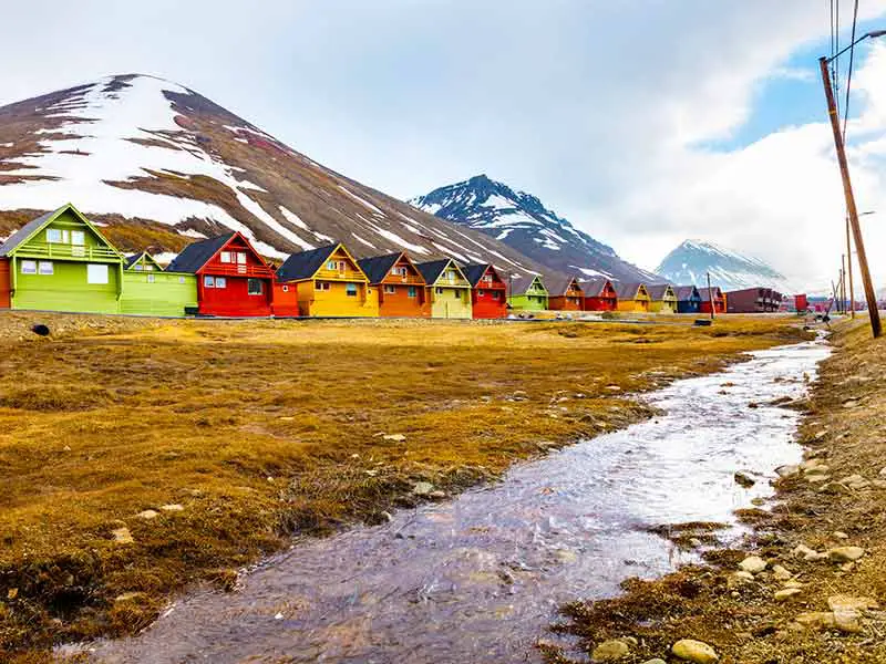 Maisons en bois colorées à Longyearbyen dans le Svalbard, en Norvège.