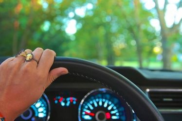 De plus en plus d'hommes d'âge moyen regardent la télévision en conduisant une voiture - 16