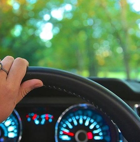 De plus en plus d'hommes d'âge moyen regardent la télévision en conduisant une voiture 8 De plus en plus d'hommes d'âge moyen regardent la télévision en conduisant une voiture - 7