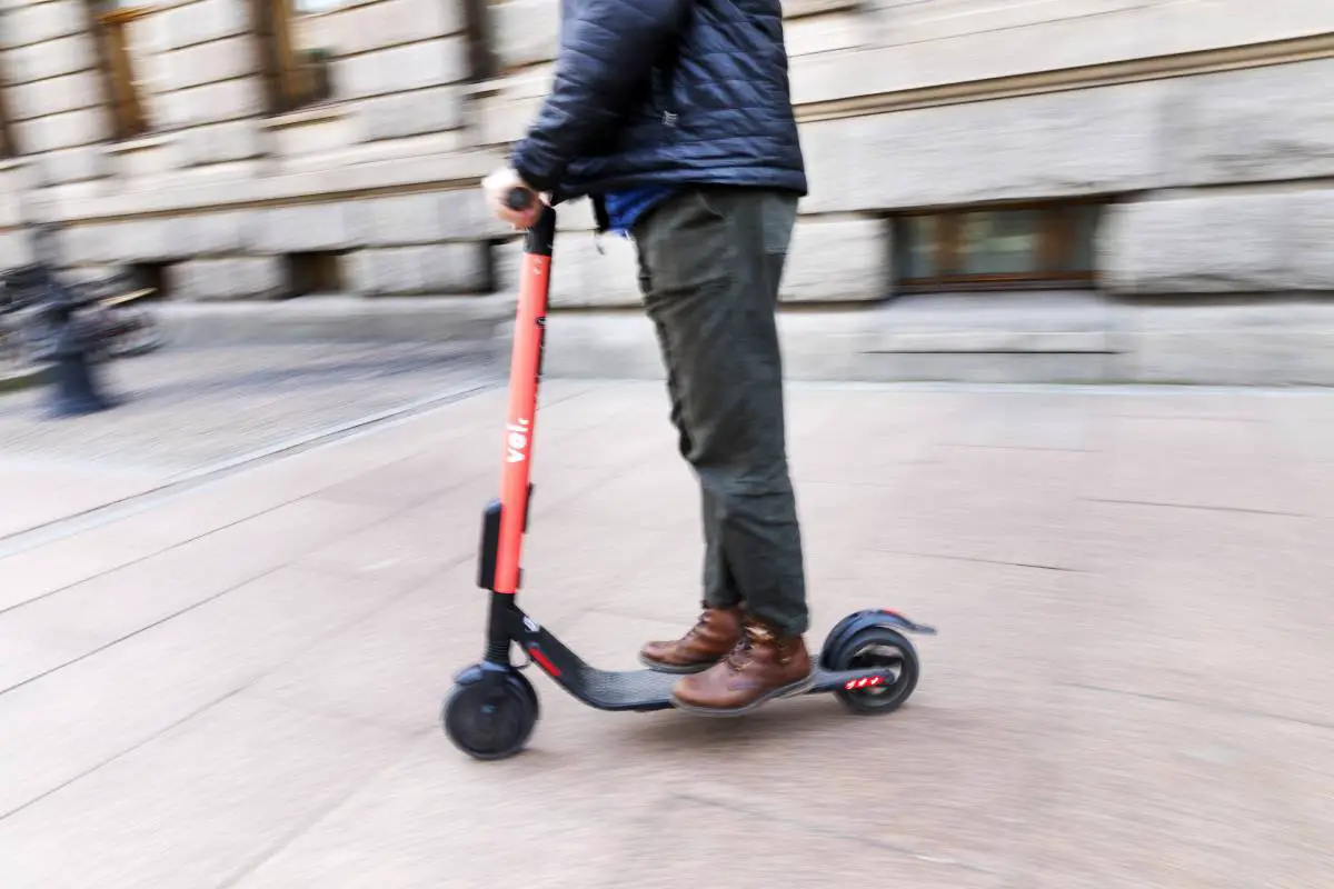 Un homme ivre transporté à l'hôpital après un accident de scooter électrique à Bergen 4 Un homme ivre transporté à l'hôpital après un accident de scooter électrique à Bergen - 3