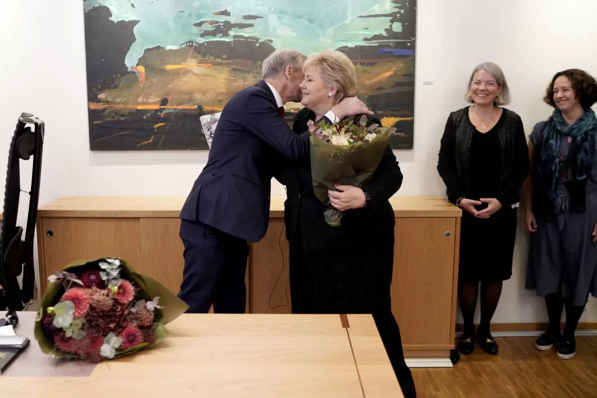 PHOTO : Støre remercie Solberg alors qu'il prend ses fonctions de Premier ministre : « Vous avez fait passer les intérêts de la Norvège en premier » - 3