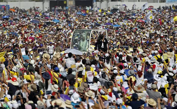 Le pape a célébré la messe pour 1,3 million de personnes au Pérou 4 Le pape a célébré la messe pour 1,3 million de personnes au Pérou - 3